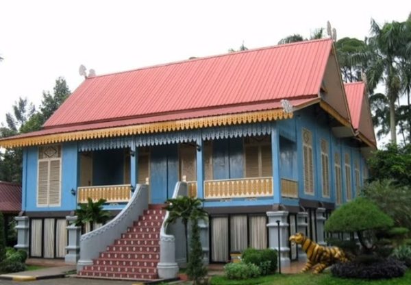 Rumah Belah Bubung, Salah Satu Budaya Indonesia Yang Terkenal